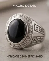 Anillo de acero tipo sello con piedra central redonda color negro y detalles de guarda griega en los laterales.