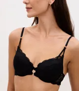 Soutien media taza con aros, confeccionado en encaje floral negro. Presenta breteles ajustables con detalles metálicos dorados y un pequeño aro decorativo en el centro del escote.