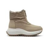 Bota tipo botineta con diseño acolchado en la parte superior y cierre frontal. Presenta una suela de plataforma blanca con base dentada y cuerpo en tono beige.