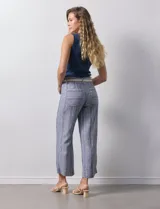 Pantalón de lino a rayas verticales en tonos azul, beige y blanco, con corte wide leg, pretina con pasadores, cierre y botón. Incluye cinturón de soga con hebilla redonda.