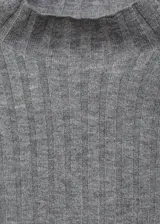 Jersey de punto canalé con cuello perkins, diseño entallado y manga larga.