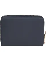 Billetera pequeña Tommy Hilfiger de color azul marino, con acabado liso y cierre perimetral de cremallera en tono dorado. Cuenta con múltiples ranuras para tarjetas, compartimentos internos y un bolsillo monedero con cierre.