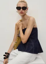 Top palabra de honor de corte peplum y diseño sin mangas, confeccionado en tejido de algodón estilo denim.