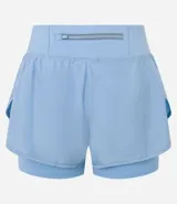 Bermuda deportiva tipo runner, color verde menta, confeccionada en microfibra con cintura elástica. Tiene un corte holgado y bajo redondeado.