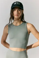 Top deportivo sin mangas color verde, tejido en morley con escote redondo y logo tejido en la espalda.