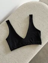 Top negro de viscosa con escote en V y tirantes anchos.