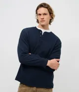 Suéter masculino de tejido texturizado color azul marino, con cuello henley abotonado y mangas largas. Cuenta con un interior forrado en sherpa para mayor abrigo.