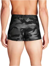 Pack de tres boxers Under Armour de malla integral para mayor ventilación. Incluye un modelo gris jaspeado, uno negro liso y uno con estampado camuflado, todos con cintura elástica con el logo de la marca.