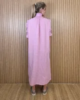 Vestido midi marrón con textura sutil, cuello alto fruncido, cierre frontal con botones y mangas cortas abullonadas con elástico.