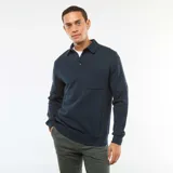 Buzo de manga larga color azul marino, con cuello tipo polo y tapeta de dos botones. Presenta un bolsillo de parche en el pecho.