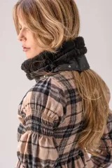 Cuello de napa y lana color negro, con detalles de tachas metálicas en el borde inferior y etiqueta de la marca en eco cuero.