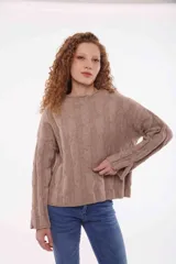 Sweater de punto trenzado color beige, con cuello alto y mangas largas.