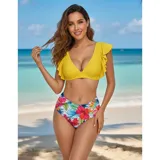 Bikini de dos piezas compuesto por un top amarillo con volados en los hombros y una bombacha de tiro alto con estampado tropical de flores y hojas.