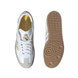 Championes adidas modelo Samba edición especial Real Madrid, color blanco con detalles en gris y amarillo, puntera de gamuza y suela de goma color caramelo.