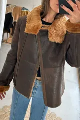 Campera de cuero genuino marrón con interior y detalles de piel sintética en cuello y puños, con cierre frontal y bolsillos.