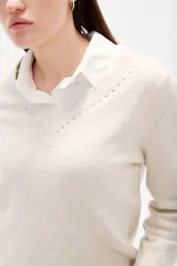 Sweater de tejido de punto color negro, con cuello en V y diseño holgado de manga larga.