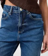 Pantalón de jean azul clásico de corte recto, con tiro alto, presillas para cinto y bolsillos funcionales.