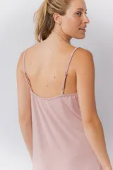Camisón corto de algodón color rosado, con escote en V decorado con encaje y breteles finos regulables. Presenta terminación con puntilla en el ruedo.