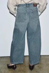 Jeans de tiro medio con corte balloon leg y largo al tobillo. Presenta diseño de cinco bolsillos, cintura con trabillas y cierre frontal con cremallera y botón metálico.