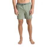Short de baño verde de la marca Roark, modelo Shorey, con estampado de rayas verticales y patrón geométrico. Cuenta con cintura elástica con cordón de ajuste.