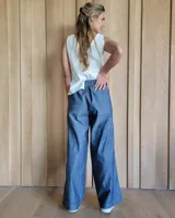 Pantalón de denim azul, de corte recto y tiro alto, con cintura elástica y cordón ajustable. Tiene bolsillos laterales.