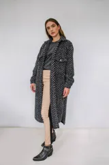 Tapado largo estilo chemise confeccionado en lana italiana tejida con patrón de espiga en color negro y gris. Presenta cierre frontal con botones y bolsillos con solapa.