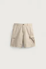 Bermuda cargo regular fit color beige, confeccionada en mezcla de algodón y lino con efecto lavado. Cuenta con bolsillos laterales tipo cargo con solapa en las perneras, bolsillos frontales, cierre frontal con cremallera y botón, y presillas para cinturón.