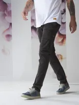 Pantalón cargo Benson & Thomas, modelo Greenwood 7.0, color azul marino. Confeccionado en sarga de algodón con spandex, presenta múltiples bolsillos laterales con solapa y etiqueta bordada de la marca.