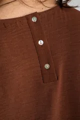 Blusa de manga corta color marrón, con escote redondo y diseño holgado.