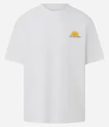 Remera de algodón blanca, corte relajado (relaxed fit), con cuello redondo y manga corta. Presenta un pequeño estampado frontal en el pecho con un sol estilizado y el texto "Sun Settings".