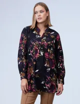 Blusa negra con estampado floral en tonos borgoña, rosa y blanco. Tiene cuello a la base con escote en V y botones.