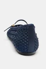 Bailarina plana de color azul marino, confeccionada en cuero trenzado con detalles calados. Presenta una tira con hebilla metálica en el empeine y punta cuadrada.
