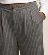 Pantalón wide leg de algodón con rayas verticales finas color marrón.