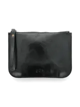Sobre de cuero color negro, de diseño rectangular con esquinas inferiores redondeadas, cierre superior con cremallera y correa de muñeca incorporada. Cuenta con el logotipo de la marca grabado en la parte inferior frontal.