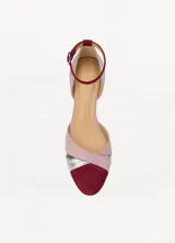 Ballerinas con laterales abiertos, bandas cruzadas en el empeine y pulsera al tobillo con hebilla. Combina puntera de gamuza bordó, bandas en gamuza rosada y detalles de cuero plateado.