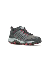 Championes de trail running Merrell Crosslander 3, confeccionados en cuero de gamuza y malla transpirable. Presentan diseño en tonos gris y negro con detalles en rojo, puntera protectora resistente a la abrasión, entresuela de espuma EVA para mayor estabilidad y suela de goma adherente con tracción duradera.