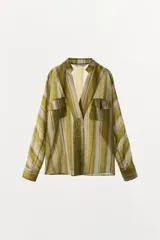 Camisa de manga larga ZW Collection confeccionada en hilatura con mezcla de lyocell, con diseño de rayas verticales en tonos verde, tostado y blanco. Presenta cuello redondo con escote en V, bolsillos con solapa en el delantero y cierre frontal con botones.