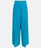 Pantalón pantalona de lino color celeste, de tiro alto, con bolsillos laterales y aberturas frontales en el ruedo.