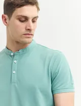 Remera blanca de algodón con cuello mao y media botonadura.