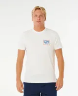 Remera Rip Curl de manga corta, color beige con estampa pequeña en el pecho y estampa grande en la espalda con diseño de surf, corte estándar.