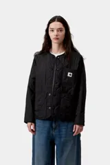 Campera matelasseada Carhartt modelo Skyler Liner, color negro, confeccionada en poliéster reciclado. Cuenta con diseño sin cuello, cierre de botones a presión, tres bolsillos frontales y etiqueta cuadrada tejida con el logo de la marca en el pecho.