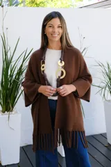 Saco abierto de color chocolate, con mangas tres cuartos y detalle de flecos en el ruedo inferior.