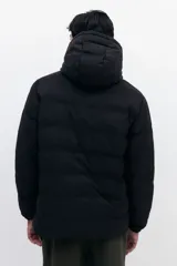 Campera puffer de diseño acolchado, con cuello elevado, capucha ajustable con cordón, cierre frontal, bolsillos laterales con cierre y puños elásticos.