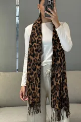 Bufanda rectangular con estampado animal print en tonos blanco y negro, con terminaciones de flecos en los extremos.