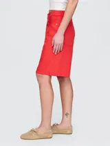 Short de jean de corte recto y largo hasta la rodilla, con diseño clásico de cinco bolsillos y cierre frontal con botón y cremallera.