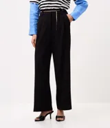 Pantalón wide leg de crepé color bordó, con caída recta, cintura con pasadores y bolsillos discretos.