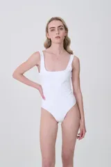 Body sin mangas de poliamida, con cuello cuadrado y ajuste al cuerpo.