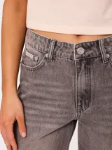 Jeans wide leg de tiro medio con diseño de pierna ancha, lavado azul claro en el frente y franjas laterales en tono azul oscuro contrastante. Confeccionado en algodón.