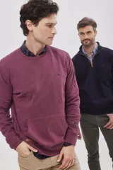 Buzo de felpa color borgoña con cuello redondo, manga larga, bolsillo tipo canguro y logo bordado en el pecho.