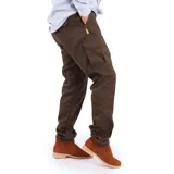 Pantalón cargo color beige, de corte recto, con bolsillos laterales y traseros.